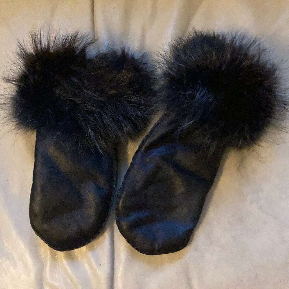 Women’s genuine leather mittens with real fur trim
